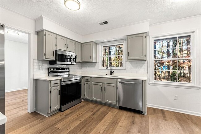 Building Photo - 444 Wellington Way