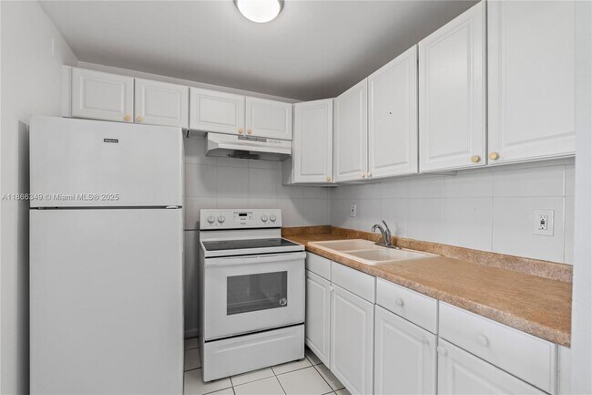 Building Photo - 555 Fanshaw N