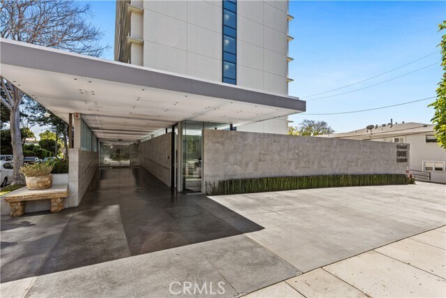 Building Photo - 818 N Doheny Dr