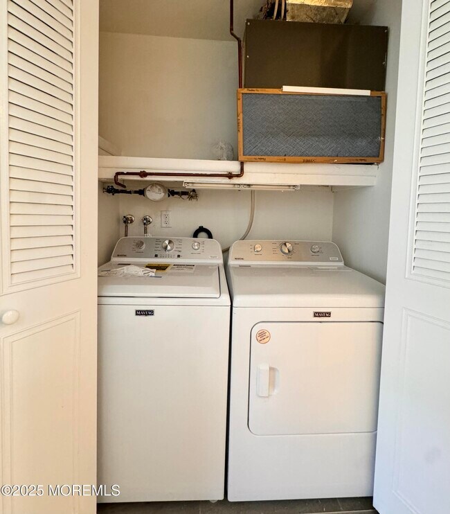 Building Photo - 878 Balmoral Ct
