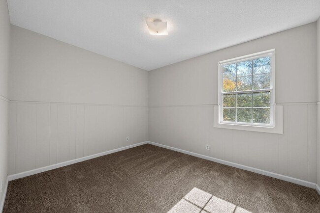 Building Photo - 3 Bedroom Pet Friendly Home For Rent!