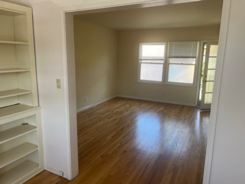 Building Photo - 645 S Marengo Ave