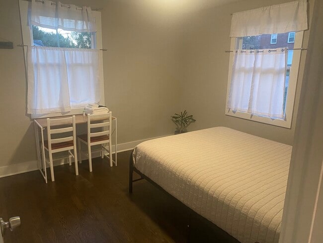 Building Photo - 829 Rose Park Dr