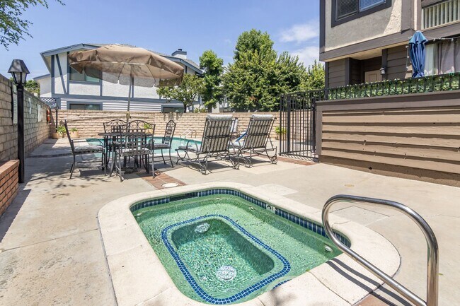 Building Photo - Beautifully Renovated 3-Bedroom Townhome i...