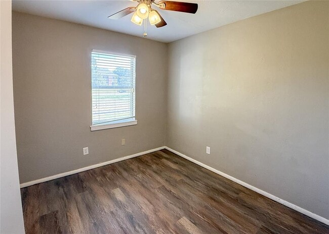 Building Photo - 817 S Kelly Ave