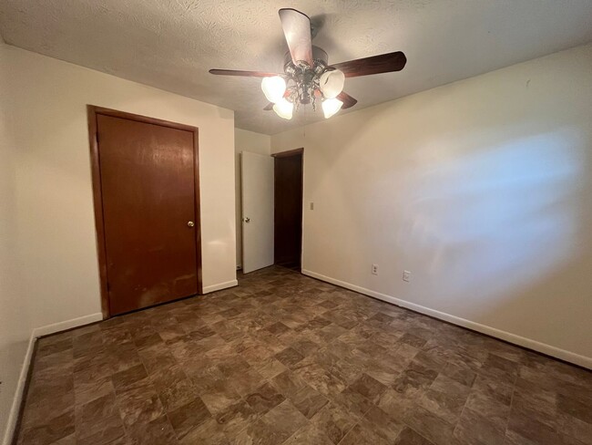 Building Photo - 11 Glenda Dr