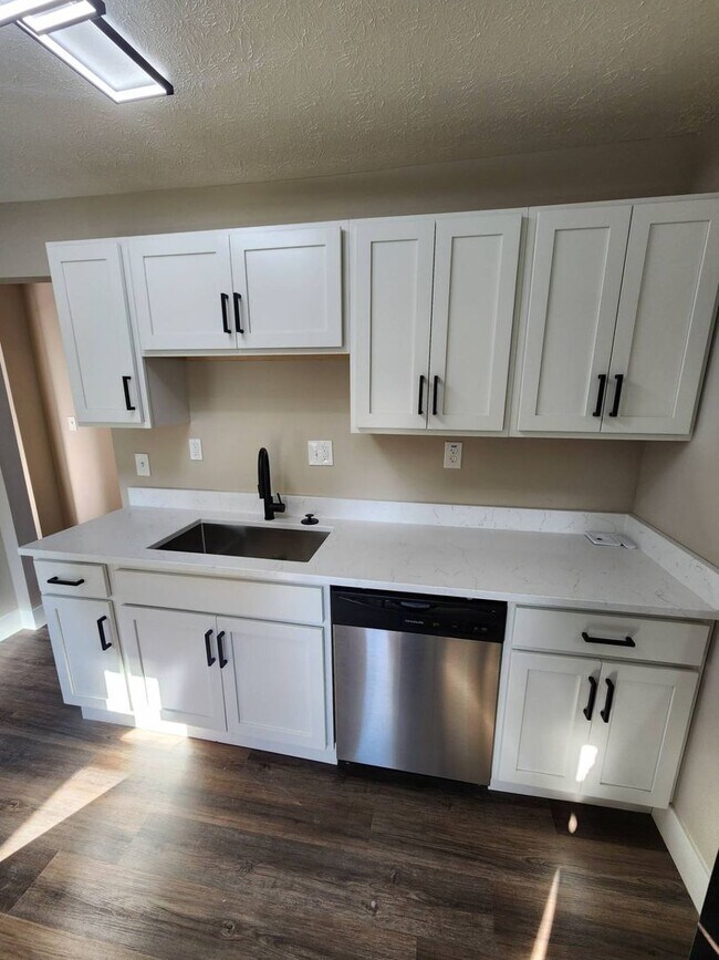 Building Photo - 1565 Hopkins Ave