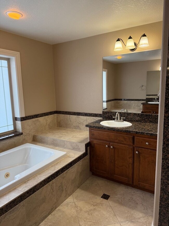 Building Photo - Goregous 5 Bedroom Home! Great Location! Vaulted Ceilings! Fenced Yard! 3- Car Garage & More!