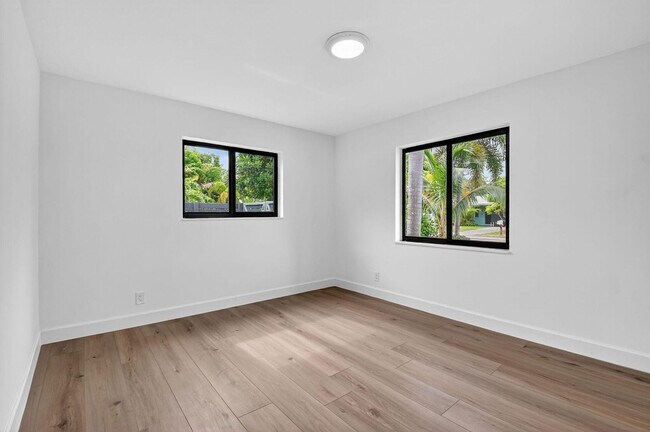 Building Photo - 143 SE 27th Way