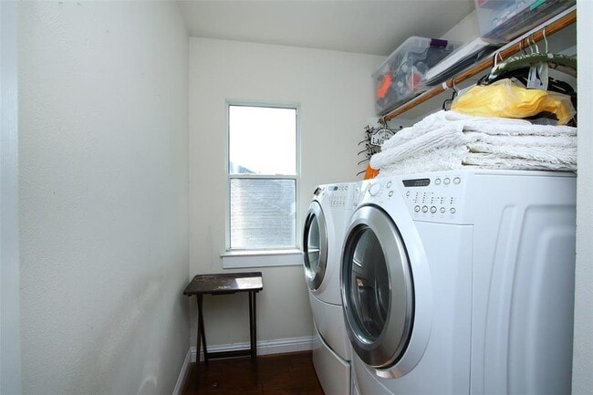 Building Photo - 16242 Pine Thorn Dr