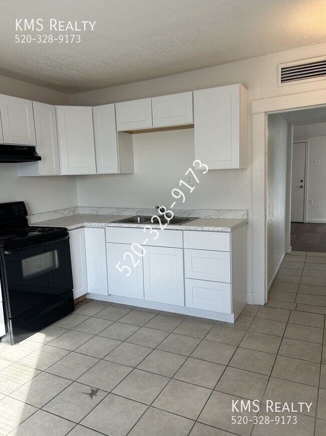 Building Photo - 757 E Pastime Rd