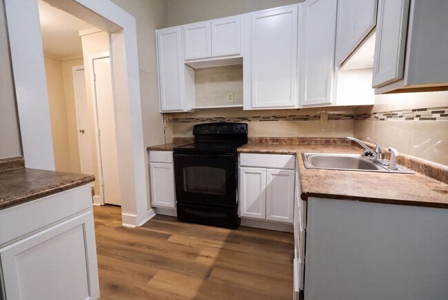 Building Photo - Classic Charm with Modern Updates – Spacious 4 Bedroom Rental