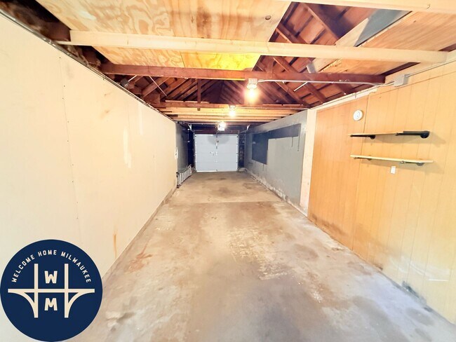 Building Photo - 10431 W Hillside Ave