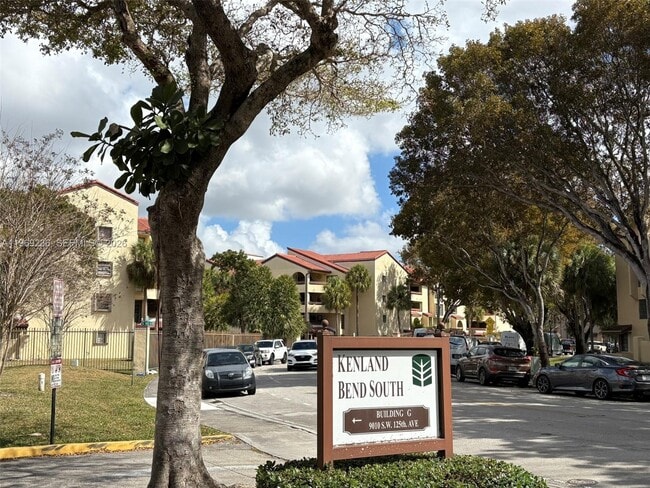 Building Photo - 9010 SW 125th Ave