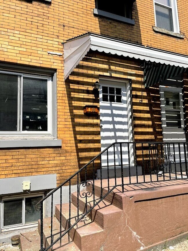 Building Photo - 2/3 bed 1 bath - South Oakland, newly updated, central air, washer/dryer