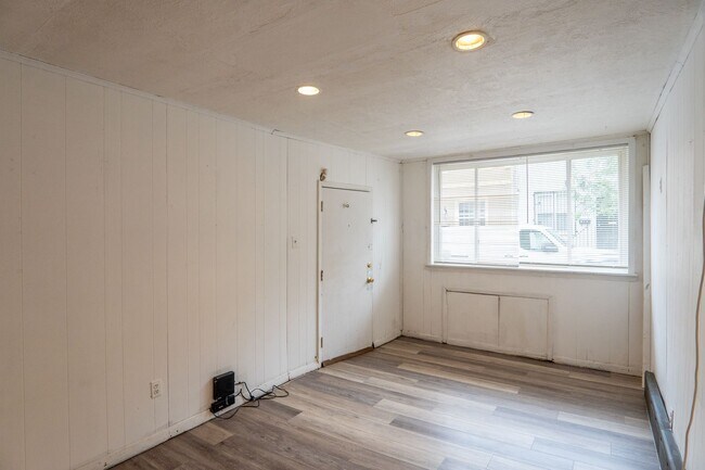 Building Photo - 635 Dudley St