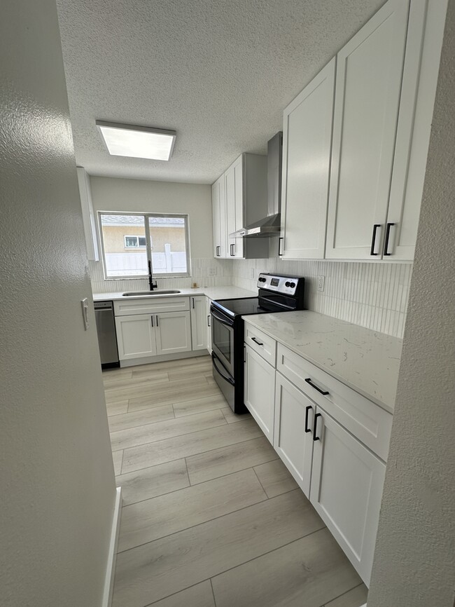 Building Photo - Remodeled 4-bedroom 2 bath 2 car garage in...