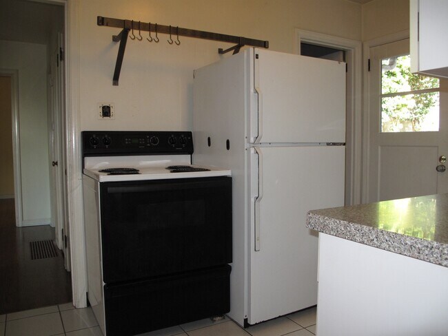 Building Photo - $500 OFF FIRST MONTH'S RENT! Queen Anne Cr...
