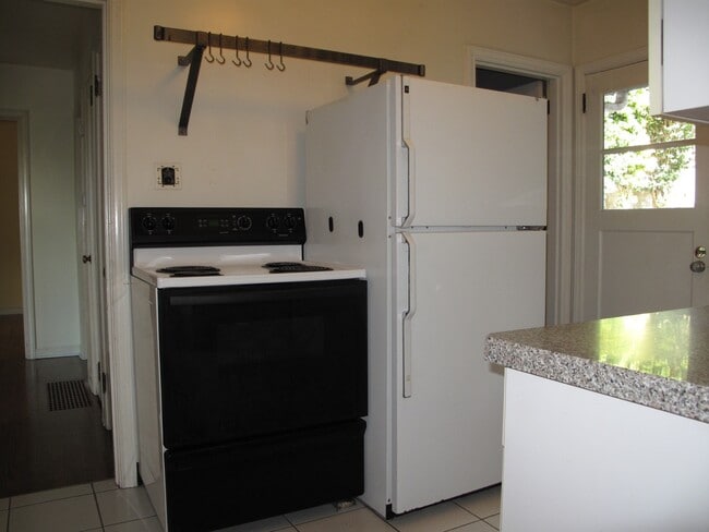 Building Photo - Move-In Special! Queen Anne Craftsman Home