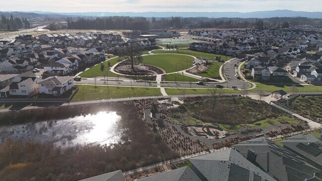 Building Photo - 7447 SE Chinquapin Dr