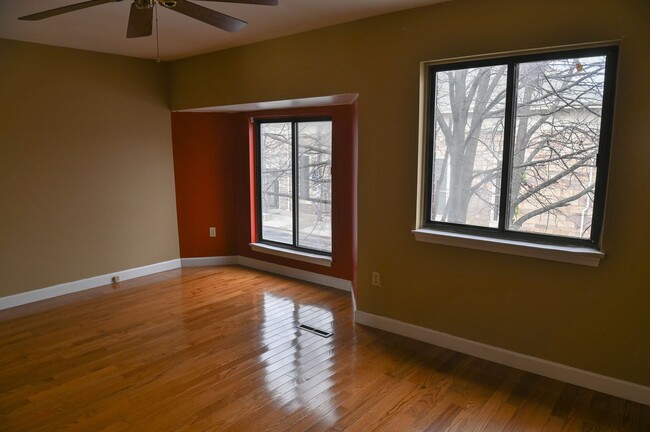 Building Photo - Charming Townhouse on Verbeke St