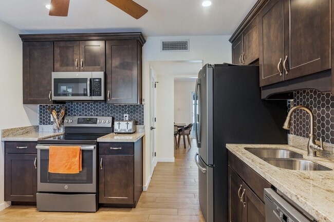 Building Photo - Cute 3 Bedroom 2 Bath In Phoenix!