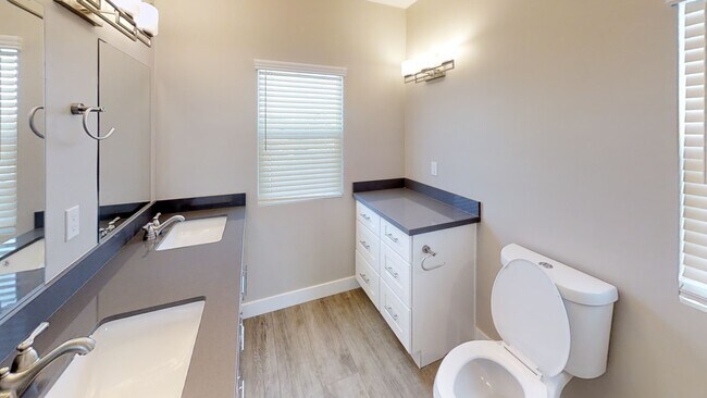 Building Photo - 5121-5123 E Falls View Dr