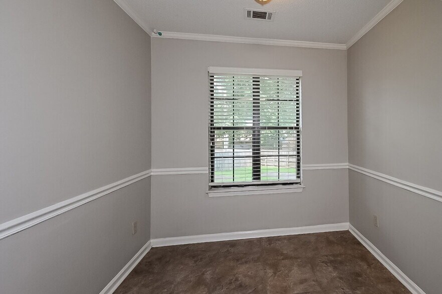 Building Photo - 6594 Pine Top Cir N