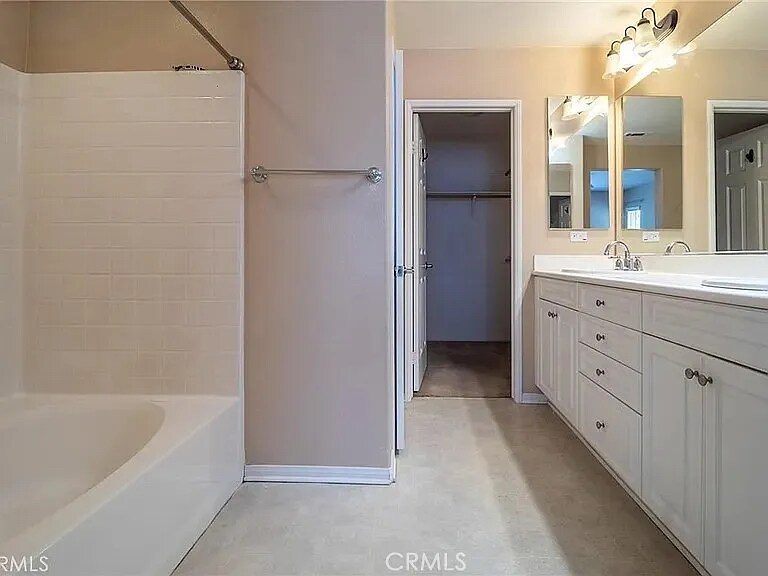 Building Photo - 14571 Longwood Ave