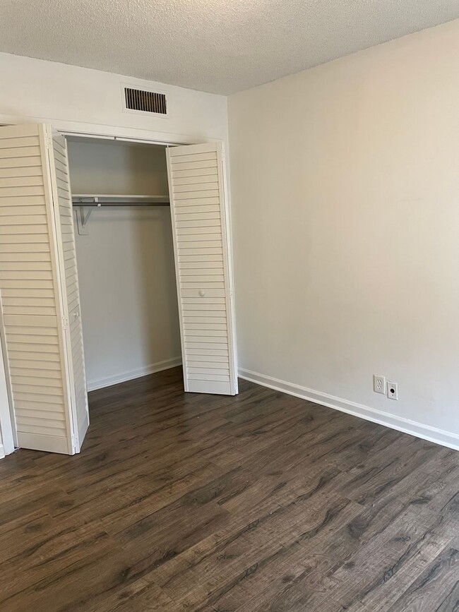 Building Photo - Awesome 2 Bedroom Condo Near the River!