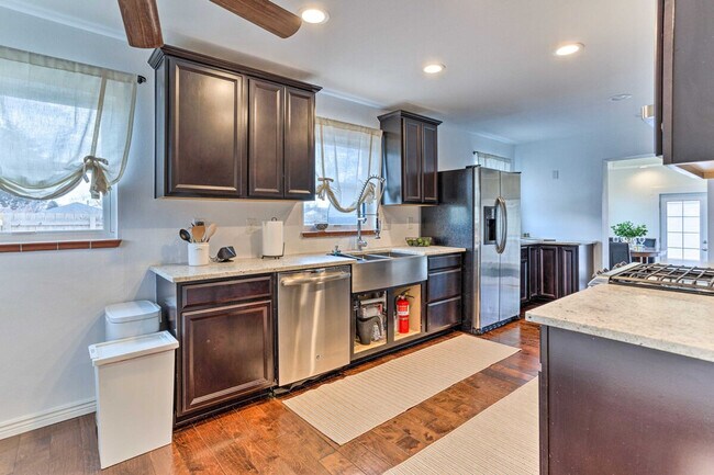 Building Photo - 991 S Bryant St