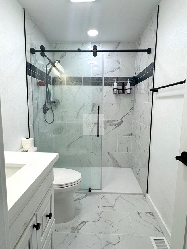 Building Photo - Updated 2 Bed, 1 Bath | South Beacon Hill | Private Patio + Parking
