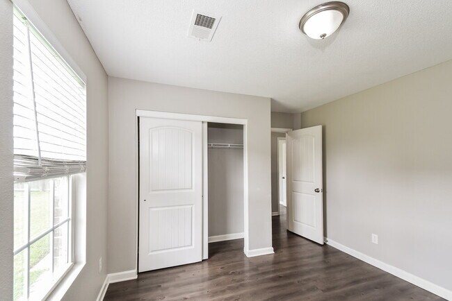 Building Photo - 7807 Birdwood Dr