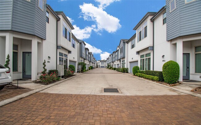 Building Photo - 8930 Spring Knoll Forest Dr