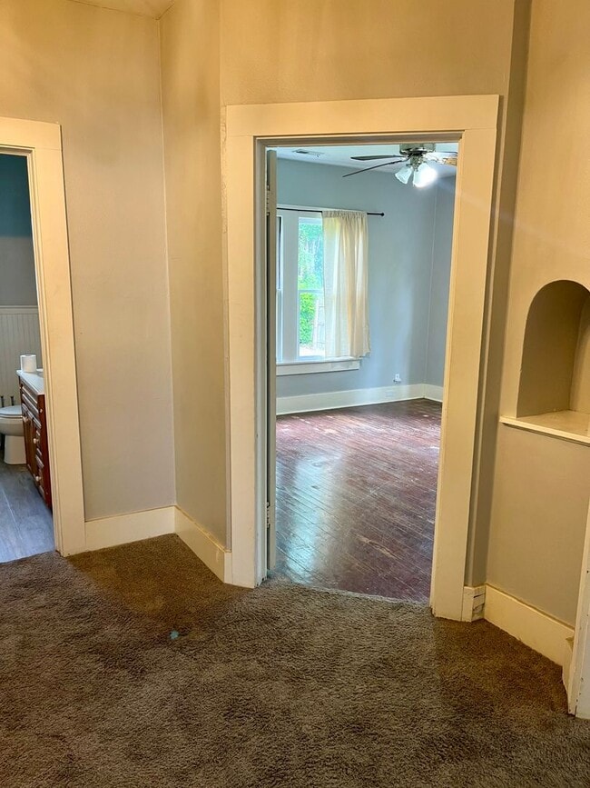 Building Photo - Charming Cottage in the Heart of Hammond! ...