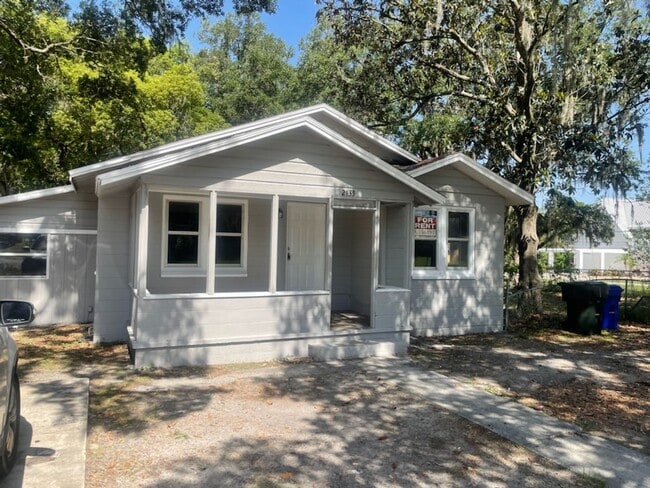 Building Photo - NICE 3BR/1BA Home With Large Yard, Covered...