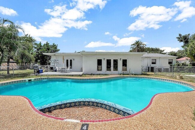 Building Photo - 2417 Pierce St