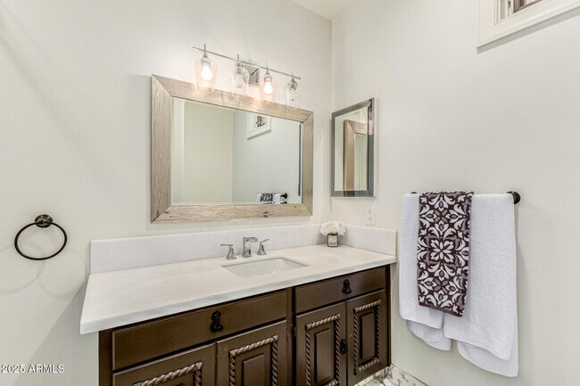 Building Photo - 6050 N Paradise View Dr