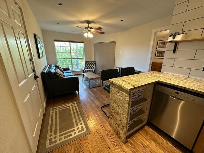 Building Photo - 18333 Roehampton Dr
