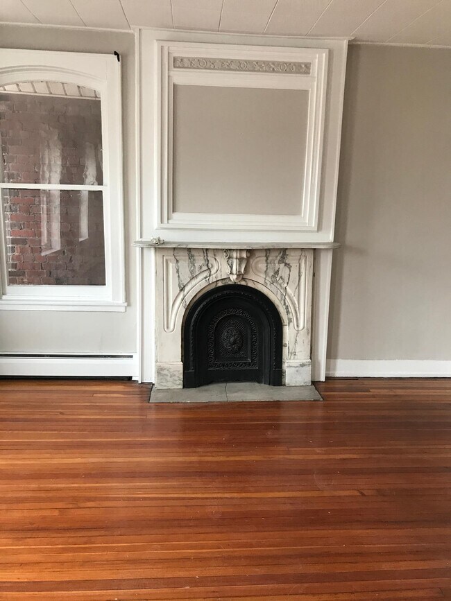 Building Photo - 24 Tracy St