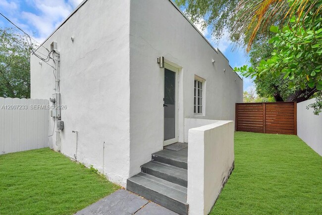 Building Photo - 570 NW 48th St