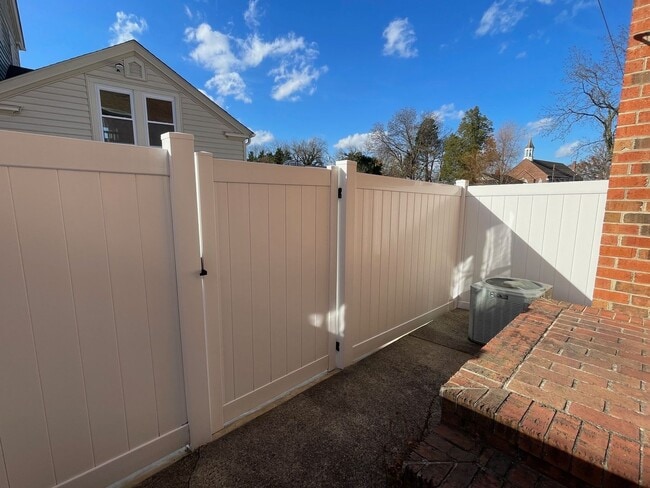 Building Photo - 2 BED, 1.5 BATH TWO STORY TOWNHOME!