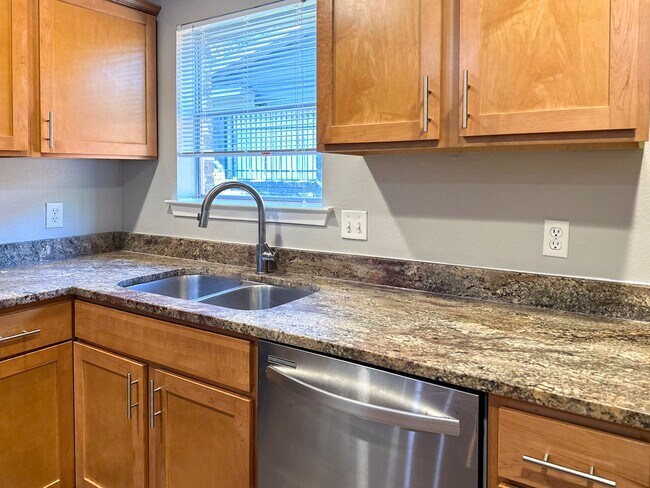 Building Photo - 4 Bedroom / 2 Bath / 2 Car Garage