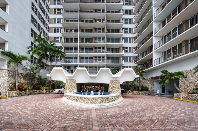 Building Photo - 2030 S Ocean Dr