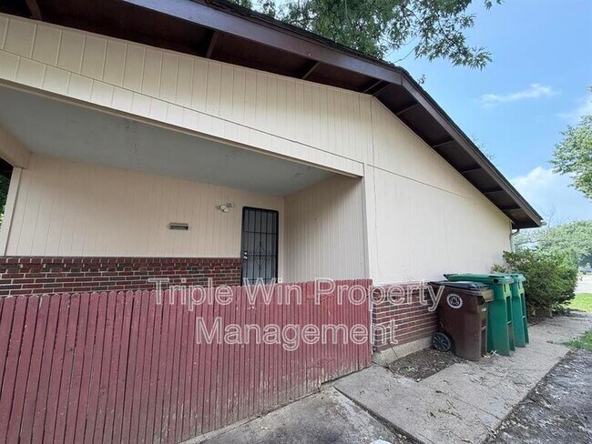 Building Photo - 11050 Linnell Dr