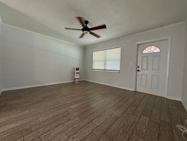 Building Photo - Adorable 3/2 with Bonus Room in Ormond Beach