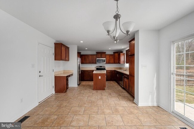 Building Photo - MINUTES TO QUANTICO - 6 BEDROOM HOME!
