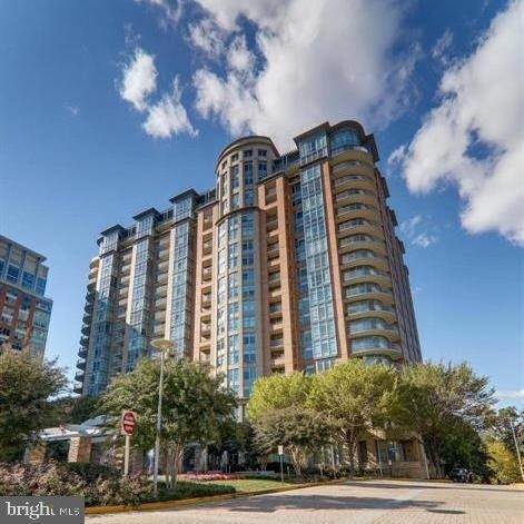 Building Photo - 8220 Crestwood Heights Dr