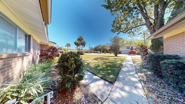 Building Photo - Quaint 3Bed/ 2.5Bath/ 2 Car Garage Home In...