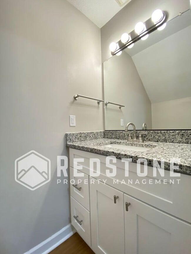 Building Photo - 2 Bedroom, 1.5 Bath - Townhouse